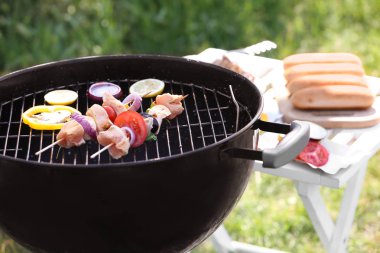 Çiğ et ve sebze açık havada mangal şiş