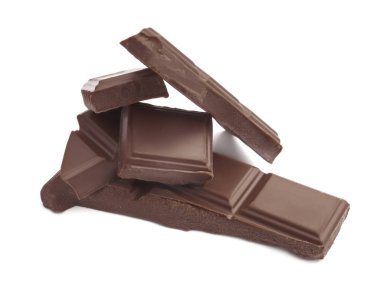 Beyaz zemin üzerine lezzetli sütlü çikolata parçaları