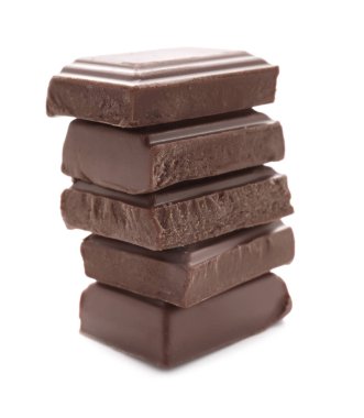 Beyaz zemin üzerine lezzetli sütlü çikolata parçaları