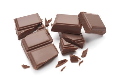 Beyaz zemin üzerine lezzetli sütlü çikolata parçaları