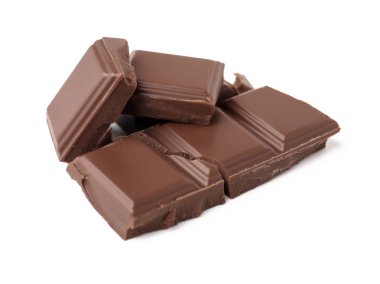 Beyaz zemin üzerine lezzetli sütlü çikolata parçaları