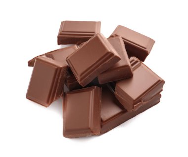 Beyaz zemin üzerine lezzetli sütlü çikolata parçaları