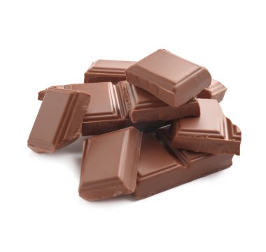 Beyaz zemin üzerine lezzetli sütlü çikolata parçaları