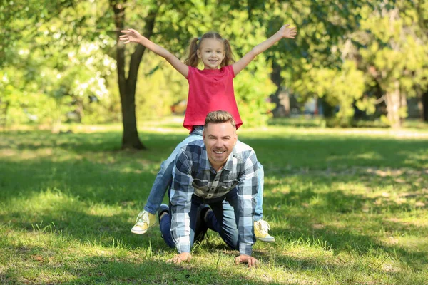 Boldog Apa Lánya Játszott Zöld Park — Stock Fotó