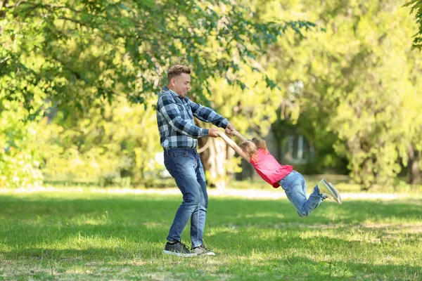 Boldog Apa Lánya Játszott Zöld Park — Stock Fotó