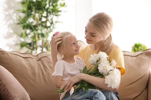 Attractive Young Woman Cute Little Girl Beautiful Flowers Sitting Sofa — Stock Photo, Image