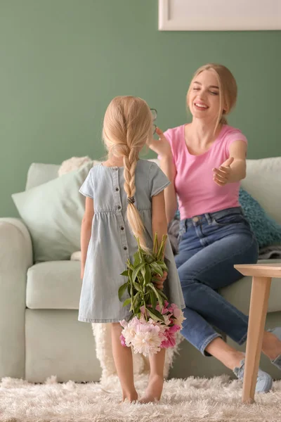 Cute Little Girl Greeting Her Mother Flowers Home — Stock Photo, Image