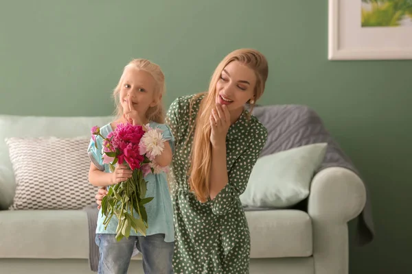 Attractive Young Woman Her Cute Little Daughter Beautiful Flowers Home — Stock Photo, Image