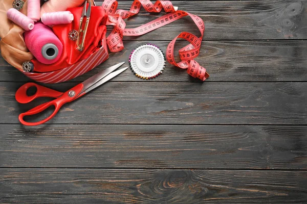 Renk konu ve ahşap zemin üzerine dikiş aksesuarları ile kutu