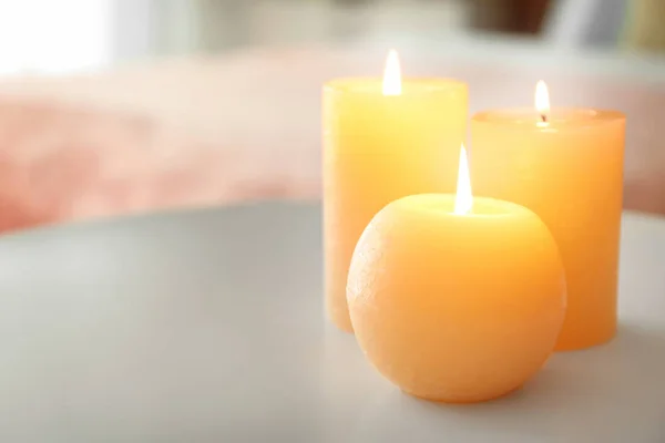 Brûler Des Bougies Sur Table Dans Chambre — Photo