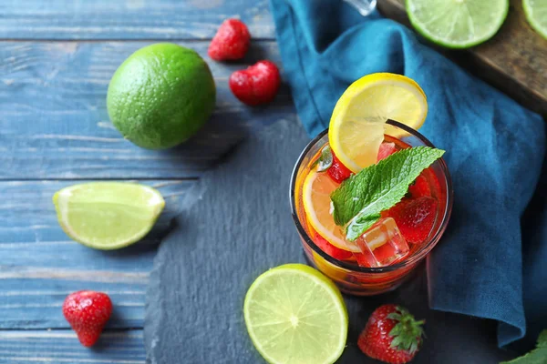 Kayrak plaka üzerinde çilek mojito cam