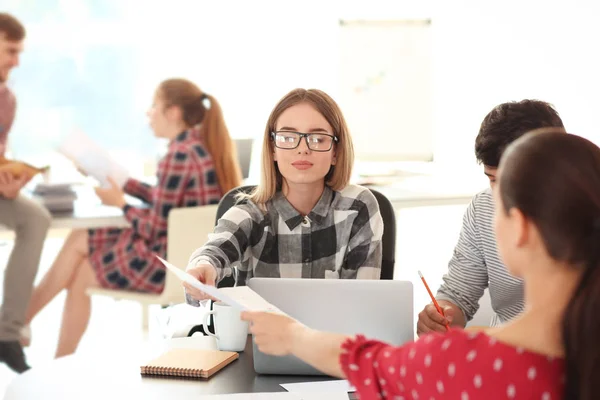 Empleados Que Tienen Reunión Negocios Oficina — Foto de Stock