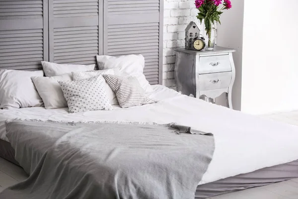 Bed Met Zachte Kussens Kamer Interieur — Stockfoto