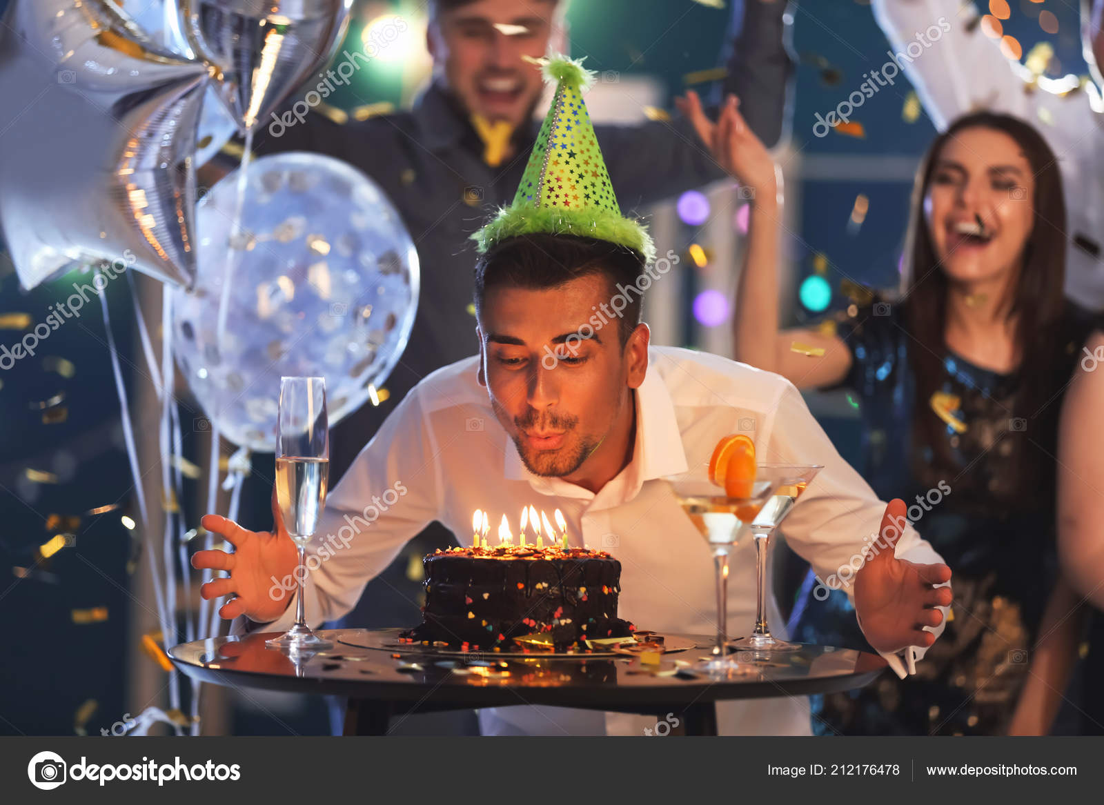 若い男がクラブのパーティーでの誕生日ケーキのろうそくを吹き ストック写真 C Serezniy 若い男がクラブのパーティーでの誕生日ケーキのろうそくを吹き ストック写真 C Serezniy