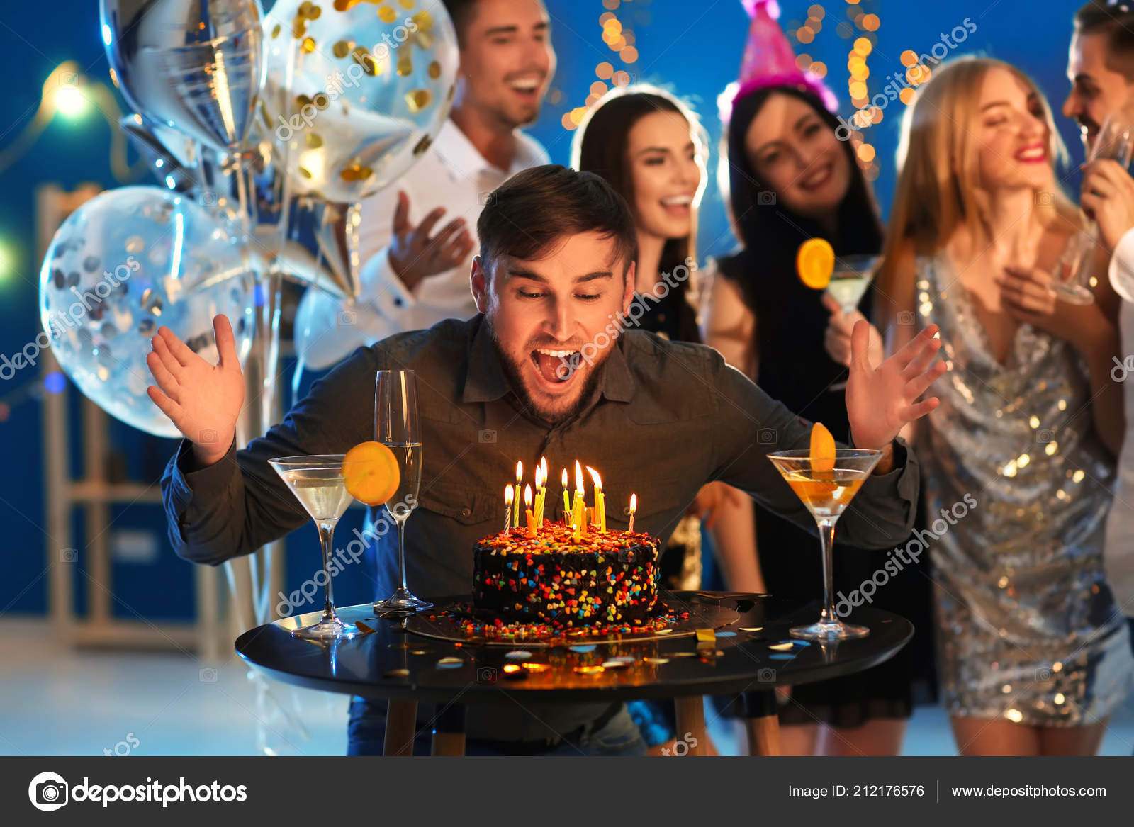 Jeune Homme Pres Son Gateau Anniversaire Fete Dans Club Image Libre De Droit Par Serezniy C Jeune Homme Pres Son Gateau Anniversaire Fete Dans Club Image Libre De Droit Par Serezniy C
