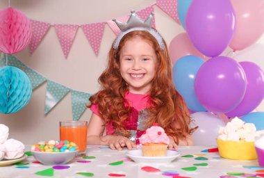 Lezzetli kek evde Doğum günü kutlama ile sevimli küçük kız