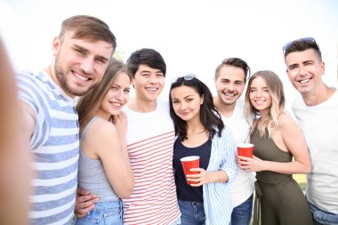 Gençlerin grup selfie açık havada alarak çekici