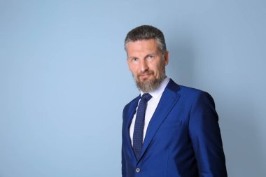 Renk arka plan üzerinde şık elbiseli Olgun yakışıklı