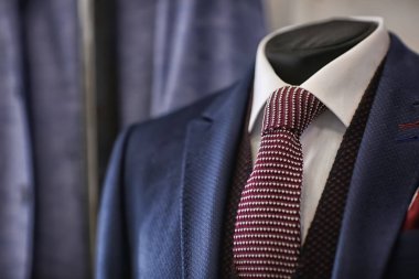 Butik manken üzerinde şık erkek giyimi