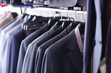 Butik erkek giyimi ile raf