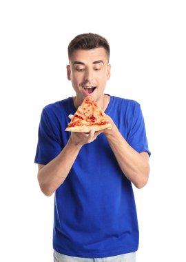 Beyaz zemin üzerine lezzetli pizza ile yakışıklı genç