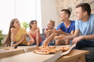 Gençler lezzetli pizza kapalı ile partide eğleniyor