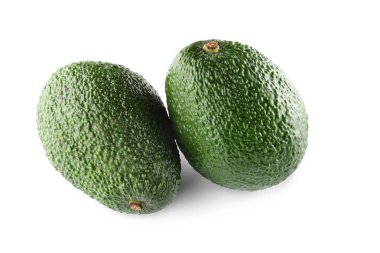 beyaz zemin üzerinde olgunlaşmış avokado