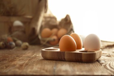 Tavuk yumurtası tablo ile ahşap sahibi