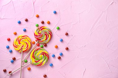 Lezzetli şeker ile renk arka plan üzerinde lolipop