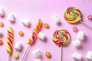 Renk arka plan üzerinde marshmallow ile lezzetli lolipop