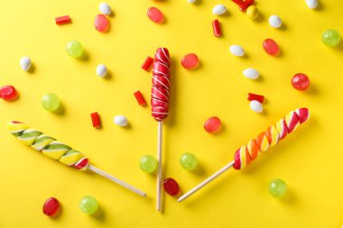 Lezzetli şeker ile renk arka plan üzerinde lolipop