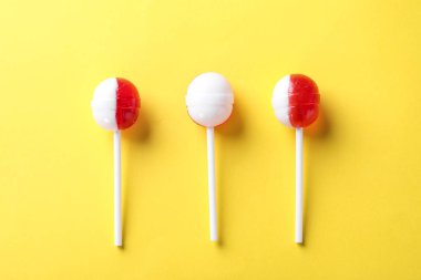 Renk arka plan üzerinde lezzetli lolipop