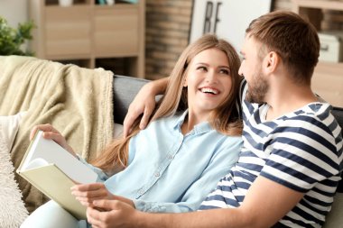 Kitap evde istirahat ile mutlu genç çift