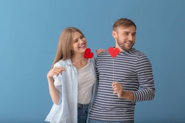 Mutlu genç çift renk arka plan üzerinde kırmızı kalp