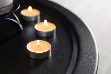 Yanan mum karanlık tablo