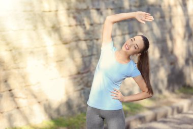 Açık havada antrenman yapan genç bir bayan.