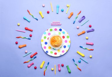 Lezzetli kek ve Doğum günü parti öğeleri renkli arka plan üzerinde düz yatıyordu kompozisyonu