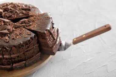 Tahta masa lambası, closeup üzerinde lezzetli çikolatalı kek ile