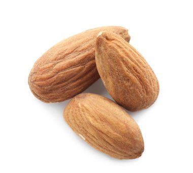 Beyaz arkaplanda lezzetli bademler