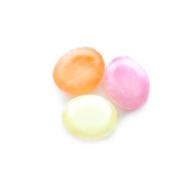 Beyaz arkaplanda renkli şekerler