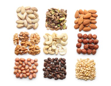 Beyaz arka plan üzerinde farklı fındık ile kompozisyon