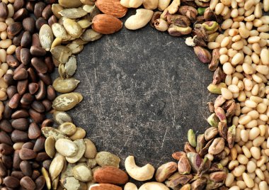 Gri arka plan üzerinde farklı fındık çerçeve yaptı