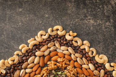 Gri arka plan üzerinde farklı fındık ile kompozisyon