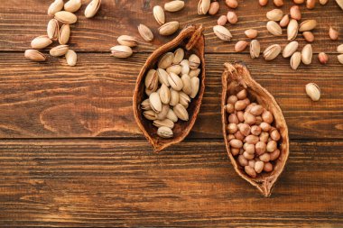 Ahşap arka plan üzerinde farklı Fındıklı Kakao pod