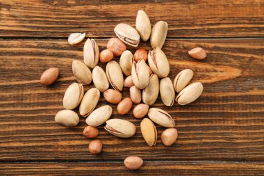 Ahşap arka plan üzerinde farklı fındık yığını