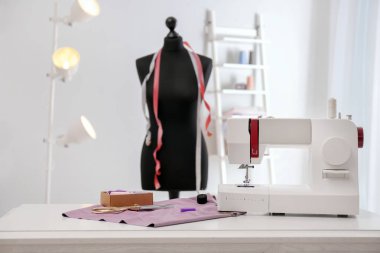 Terzi malzemeleri atölye tablo ile modern dikiş makinesi
