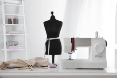 Kumaş ve terzi malzemeleri atölye tablo ile modern dikiş makinesi