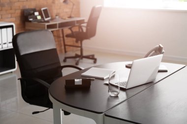 Konferans salonu iş toplantısı için hazırlanan dizüstü bilgisayar ile tablo