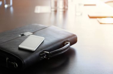Evrak Çantası'nı ve telefon konferans salonu iş toplantısı için hazırlanan masada