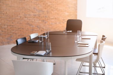 Konferans salonu iş toplantısı için hazırlanan tablo